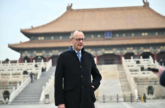 德国总理默茨百忙之中还抽空参观了故宫！2月25日，德国总理默茨乘专机抵达了北京