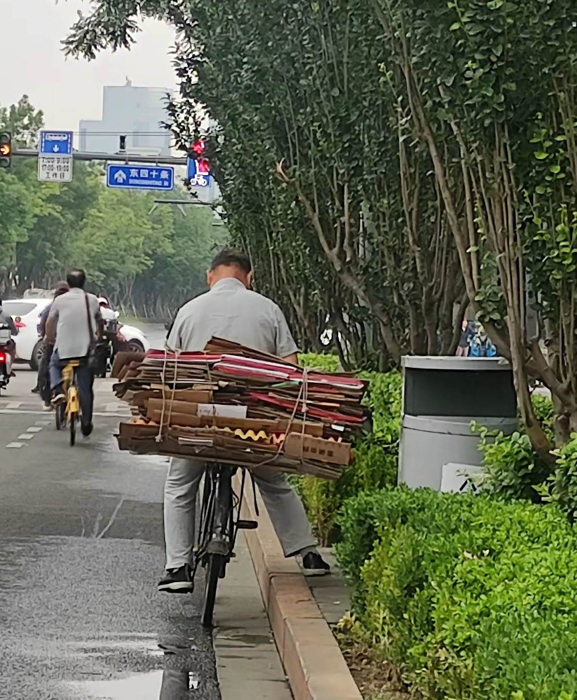 在街上，看见邻居退休干部刘大爷又找到这么个活。