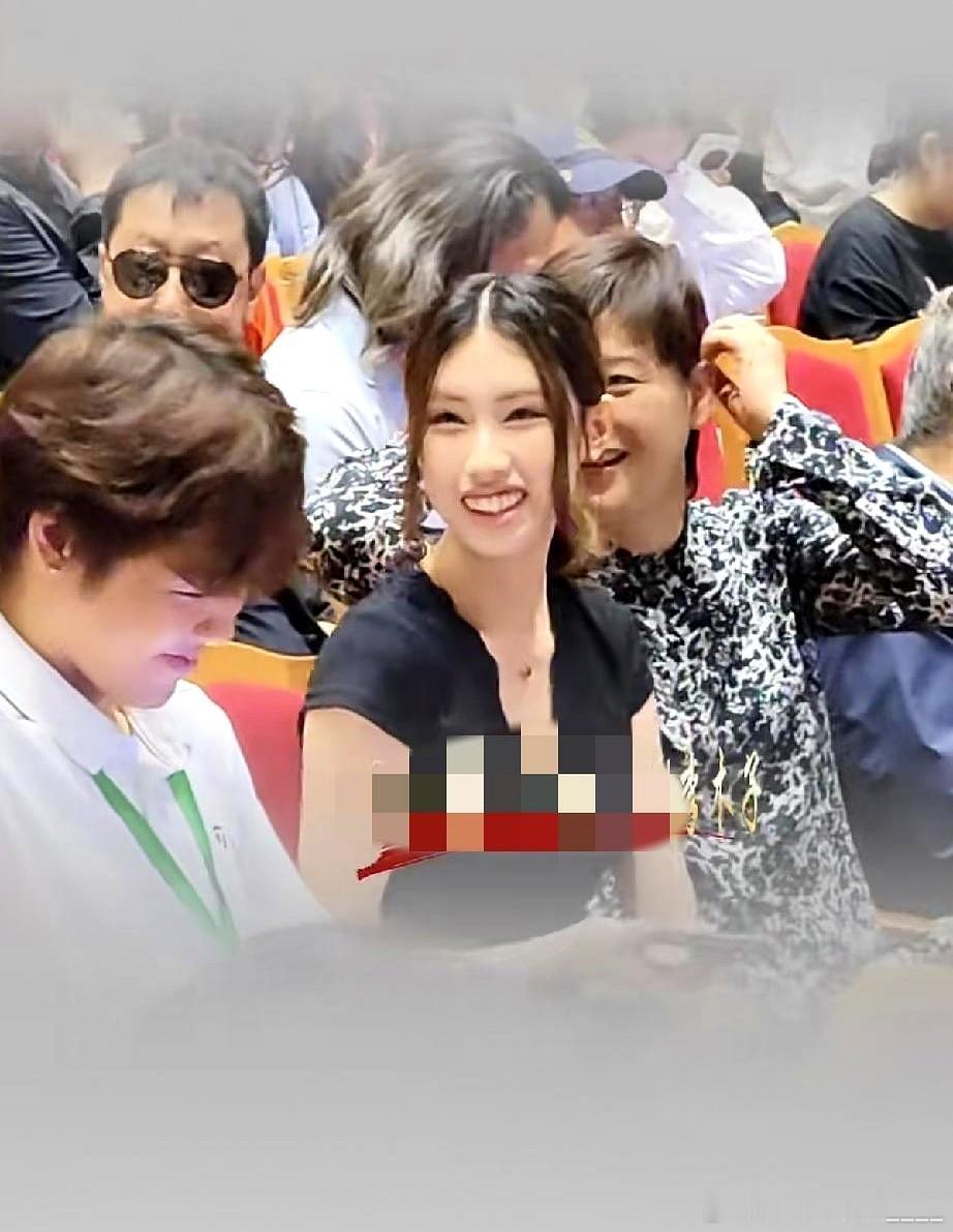 而徐朵也已经把徐帆当亲妈了。在北京北展的电影首映礼上，冯小刚没来，徐帆却带着养