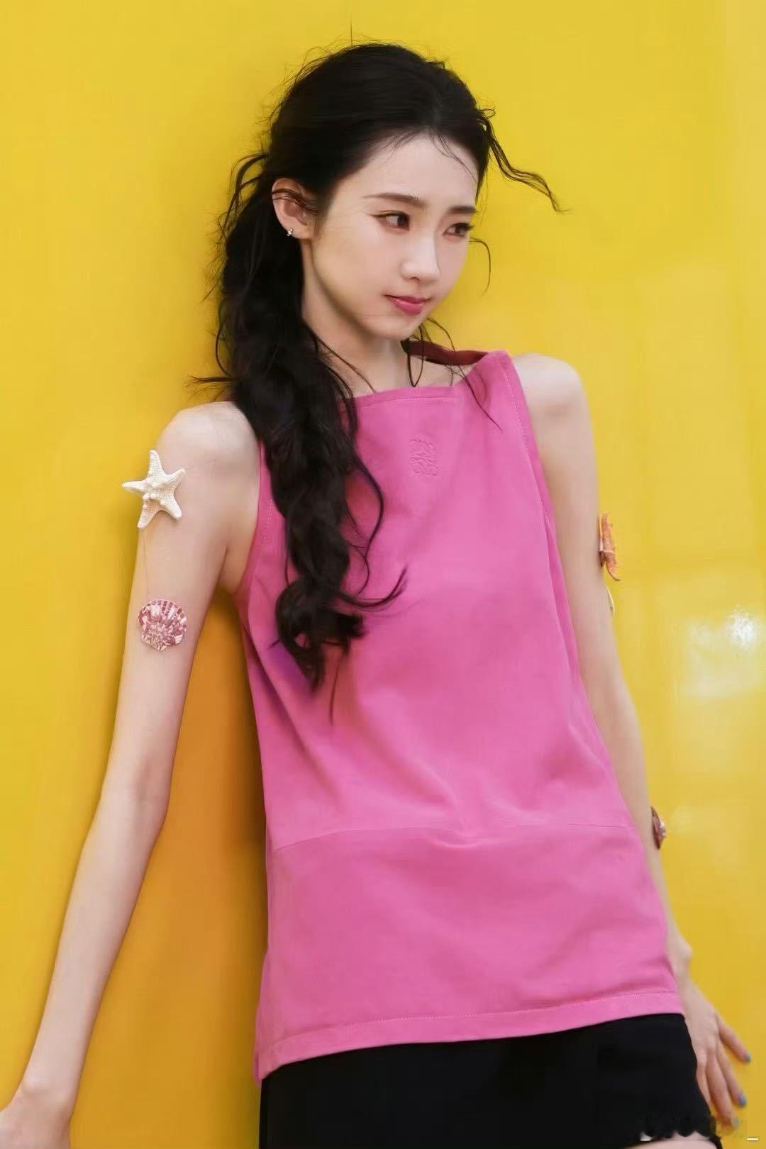 张艺凡向涵之亲了本来以为是正经杂志拍摄，结果被张艺凡和向涵之的突发亲亲甜到尖叫，