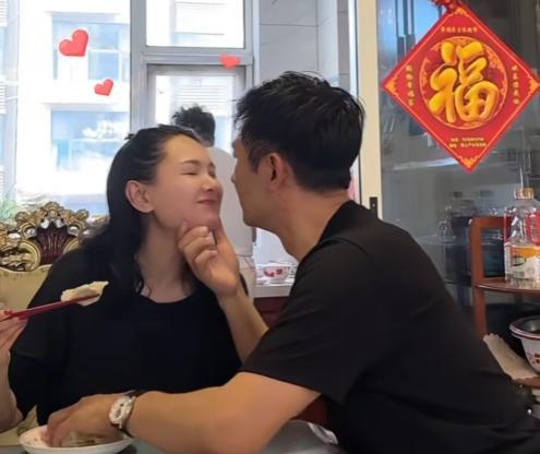 程莉莎的婆婆，也就是郭晓冬的妈妈，特意给儿媳妇包了饺子，还把第一盘就端给程莉莎吃