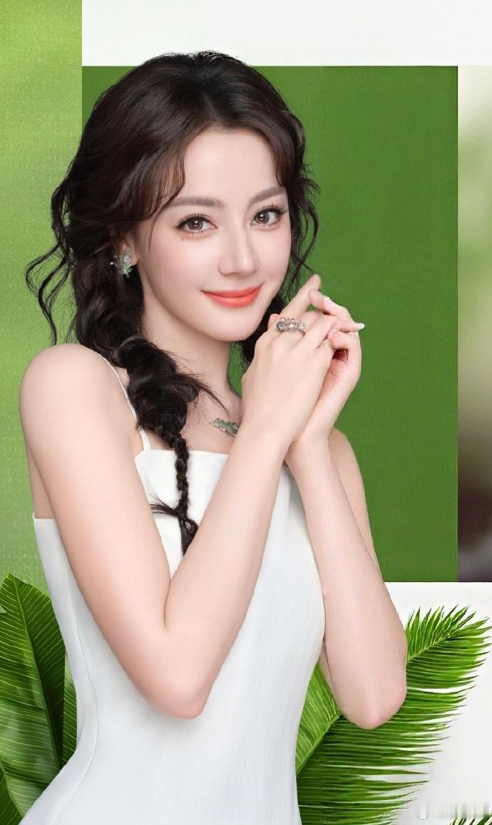 迪丽热巴双马尾森系造型金鹤龙给迪丽热巴画的森系元气轻氧妆​​​很难得看到热巴这