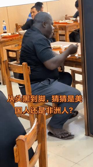 有网友在一家小饭店里拍到一个黑哥正在这里吃饭。虽然他拿筷子的姿势看起来有点别扭