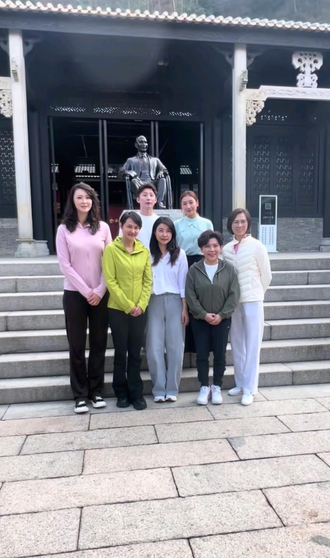 12月13日，郭晶晶、邓亚萍、惠若琪，高敏、李丽珊、林跃、何雯娜到霍英东铜像前合