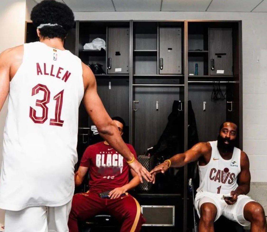 米切尔：哈登￼和阿伦的配合越来越默契，全队所有人的情绪都被他俩调动，这一幕真的特