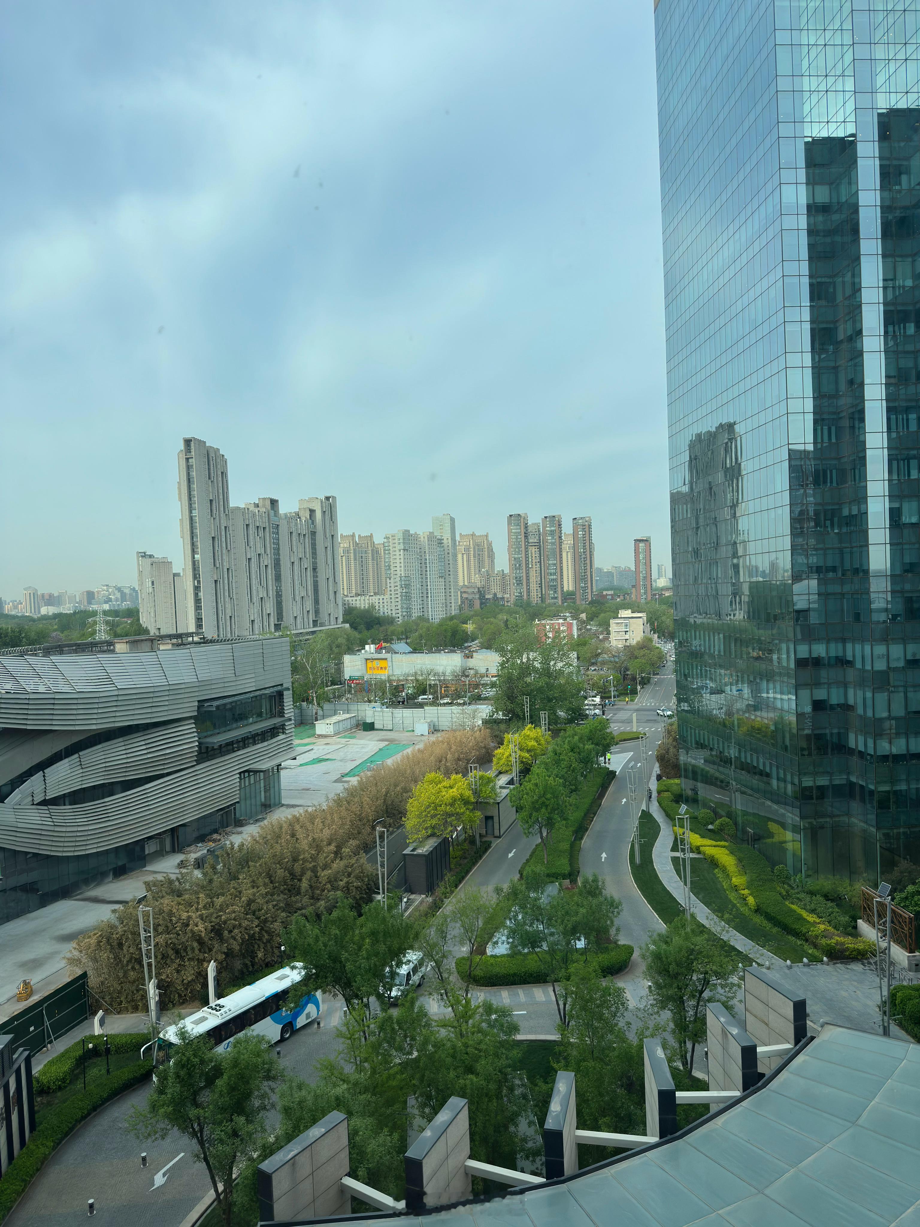 我去过一些门店，不管你进去买不买东西，销售员都不会主动打扰你，全程跟随你的品牌：