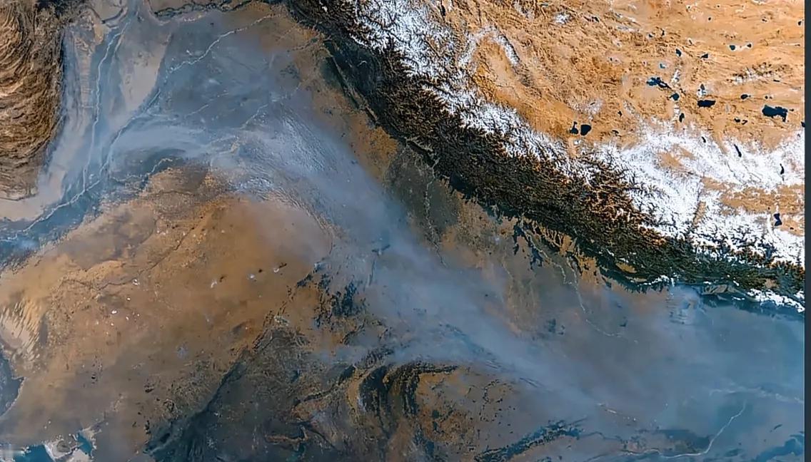 中国人都应该感谢喜马拉雅山的庇护。最近印度上演了一场新德里大逃亡，不是战争也不