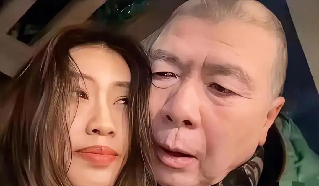 冯小刚搂着养女徐朵在后台合影，手搭肩膀，脸贴脸。照片一出，评论区炸了锅。