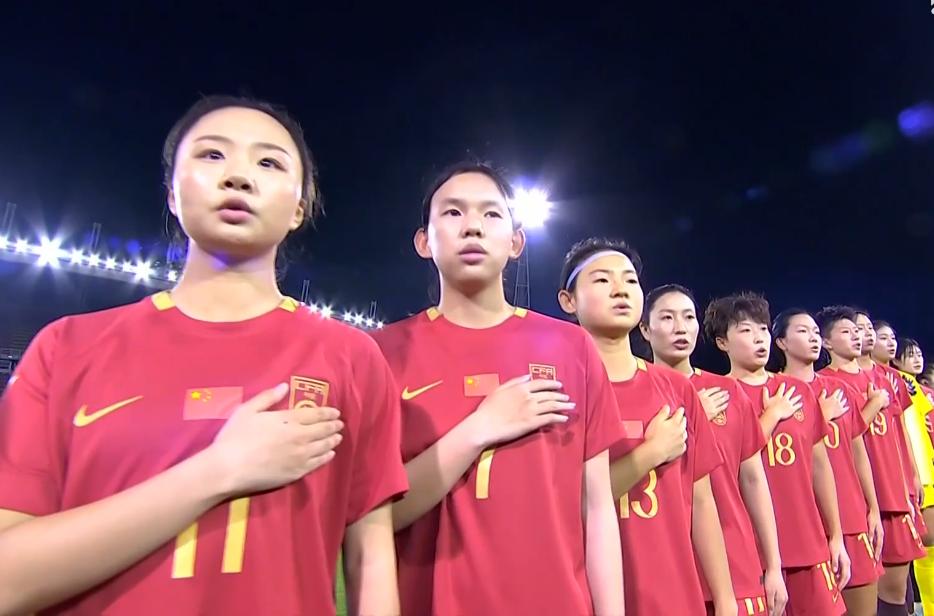 中国U20女足捂胸唱国歌。4月15日，中国U20女足在亚洲杯半决赛对阵日本队。