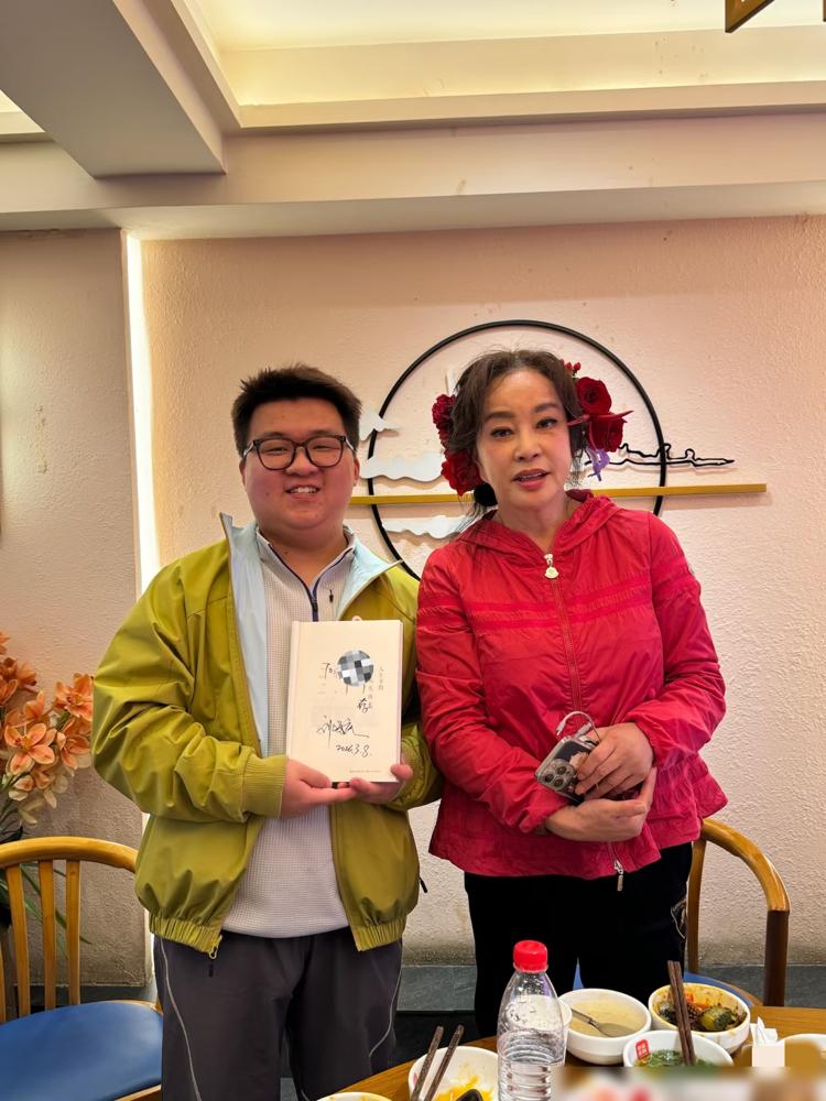 75岁刘晓庆演少女还拍吻戏，最近被骂惨了。有人说违和辣眼睛，扯着晚节不保说事