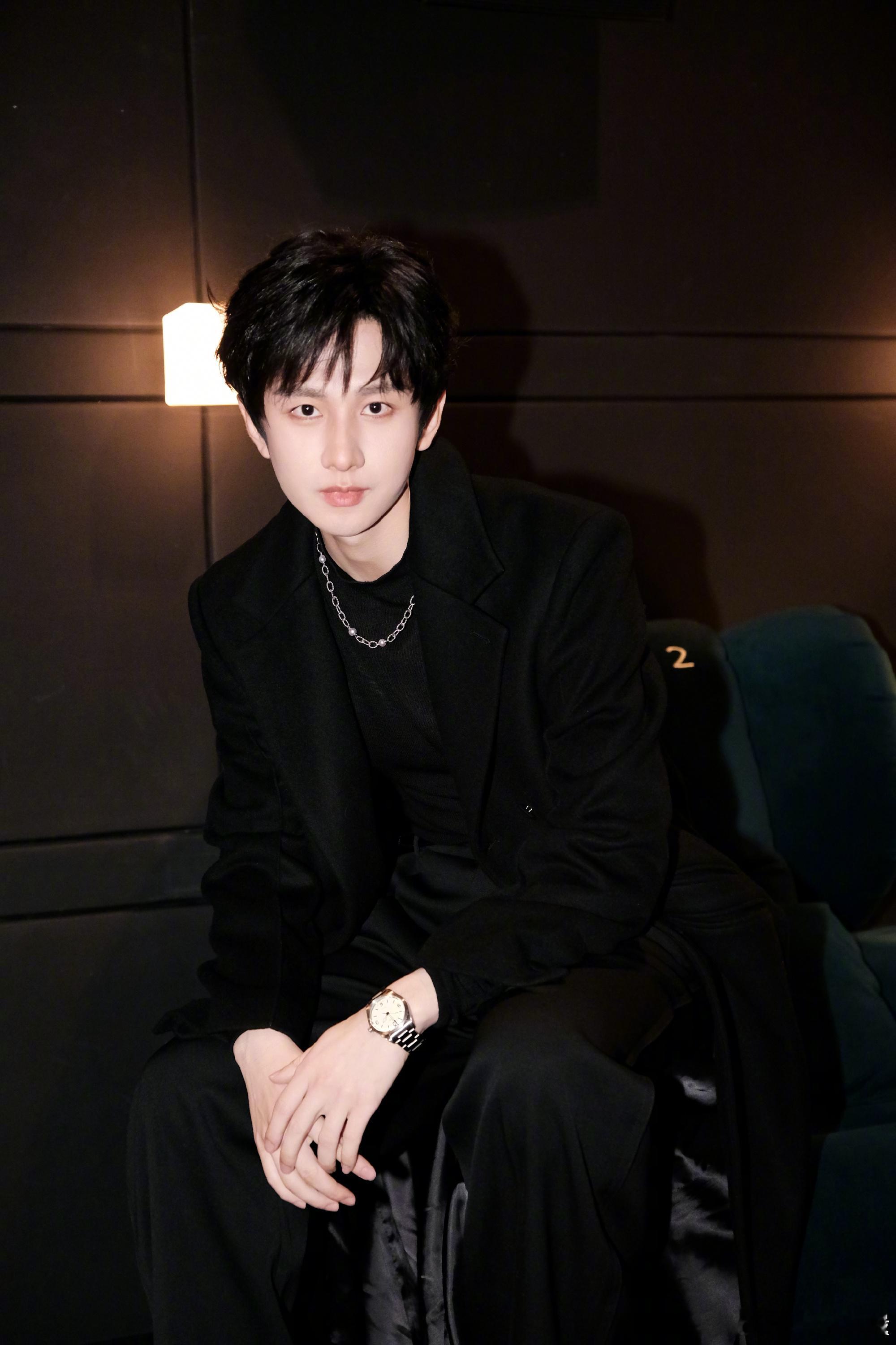 成毅成毅粉丝量成毅破3000万粉丝福利恭喜成毅粉丝量突破3000万啦！！用作品实