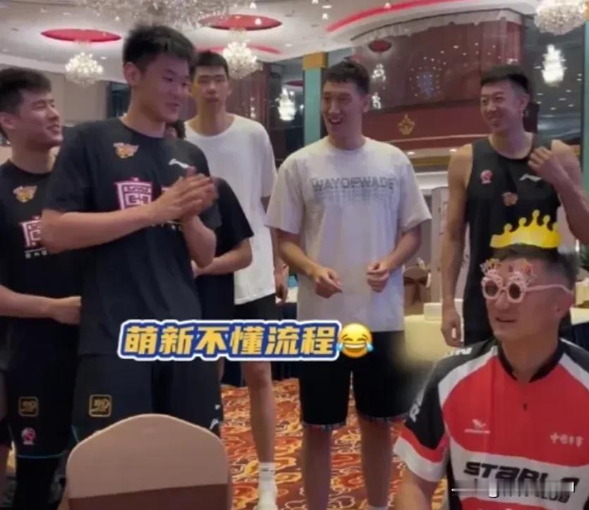 意难平？徐昕心中依然有怒气，杜锋生日想提前离开，却被周鹏拉住！让人没有想到，徐