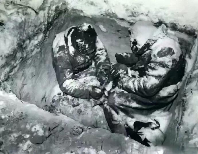 这是一张1940年的照片，图中的两位苏联步兵已经冻死，但是他们死的并不是很光彩，