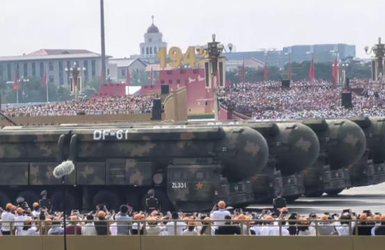这场阅兵之后，美国人开始反思了，他们不理解，为什么美国2026年的军费都破1万亿