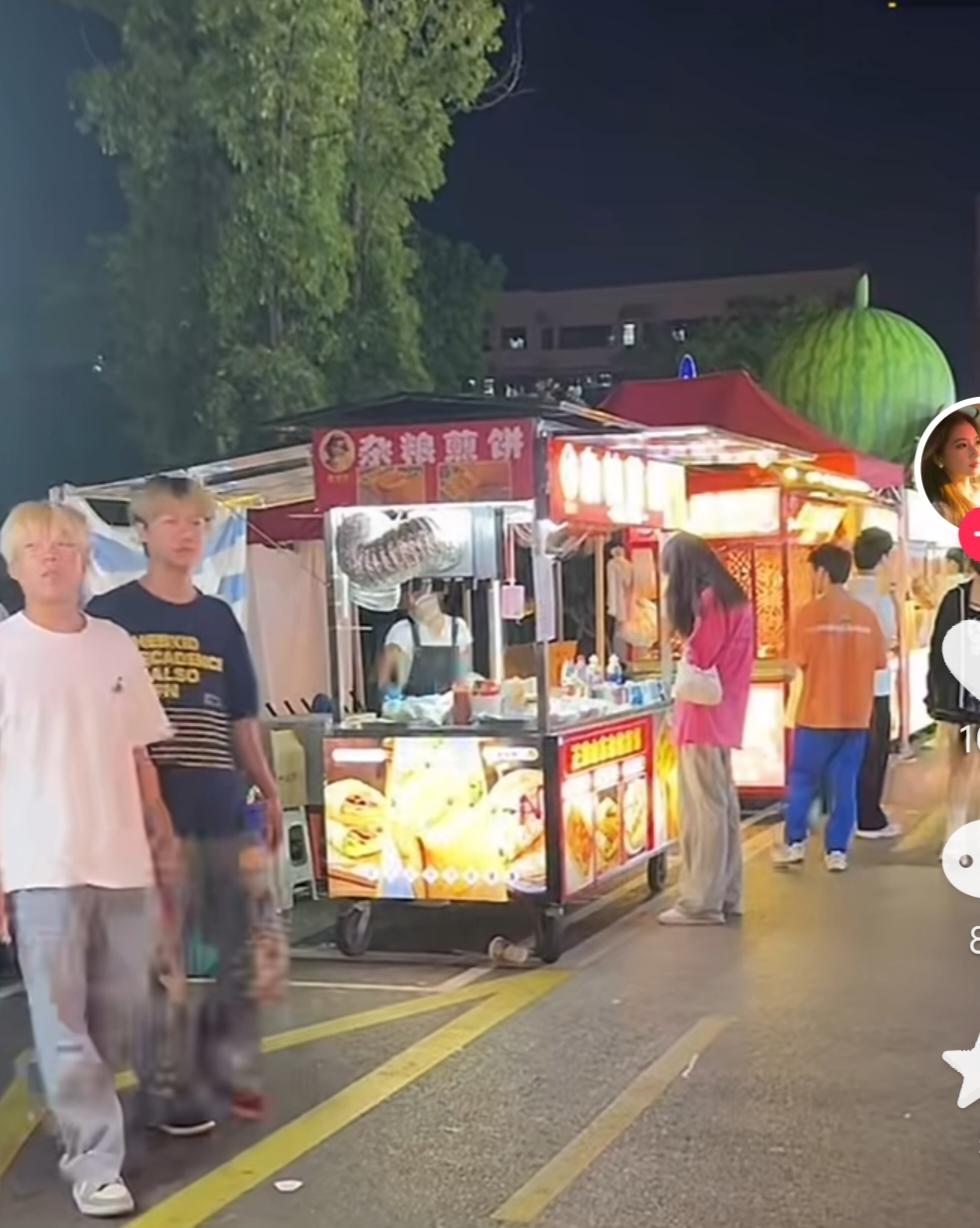 大快人心，长沙后湖女摊主那里已经没有人去排队了。因为大家都知道真相了，并不是男摊