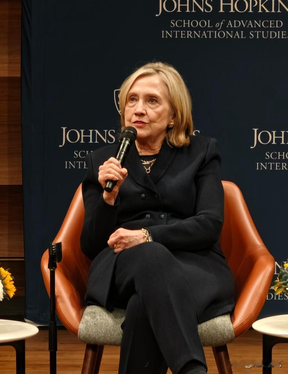 德国慕尼黑安全会议请希拉里来就是有目的性针对特朗普和普京的，果然她不辱使命，效果