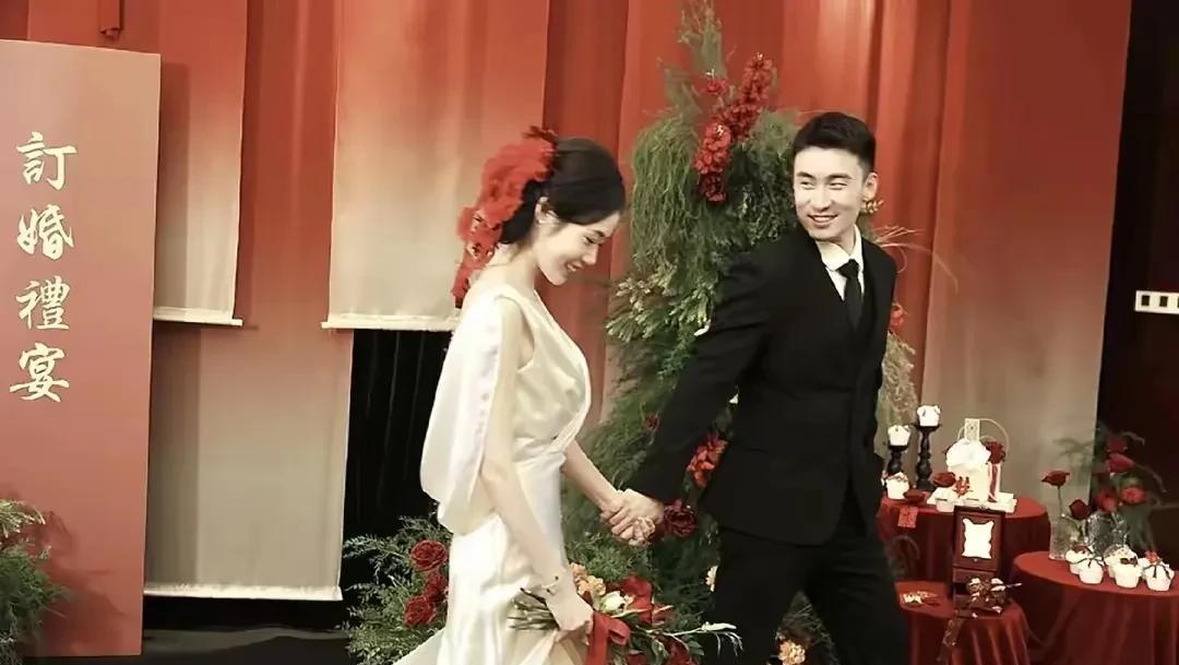 小牛晒出了订婚照，好朋友都在晒祝福，卷毛，草莓熊，闫安。只有王楚钦，他不敢在