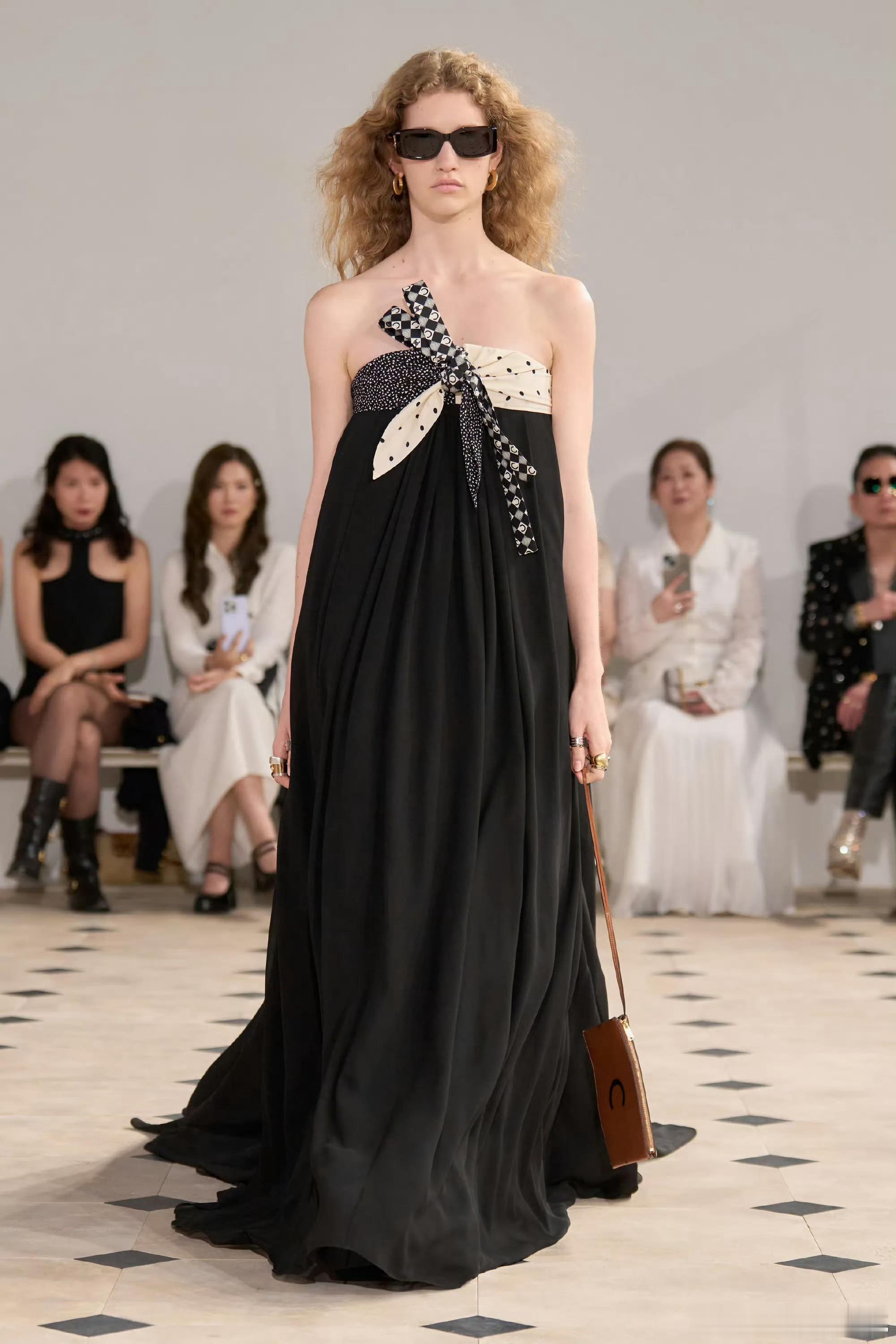 CELINE2026春季女装系列​​​🏵️celine26春季时装秀时装周