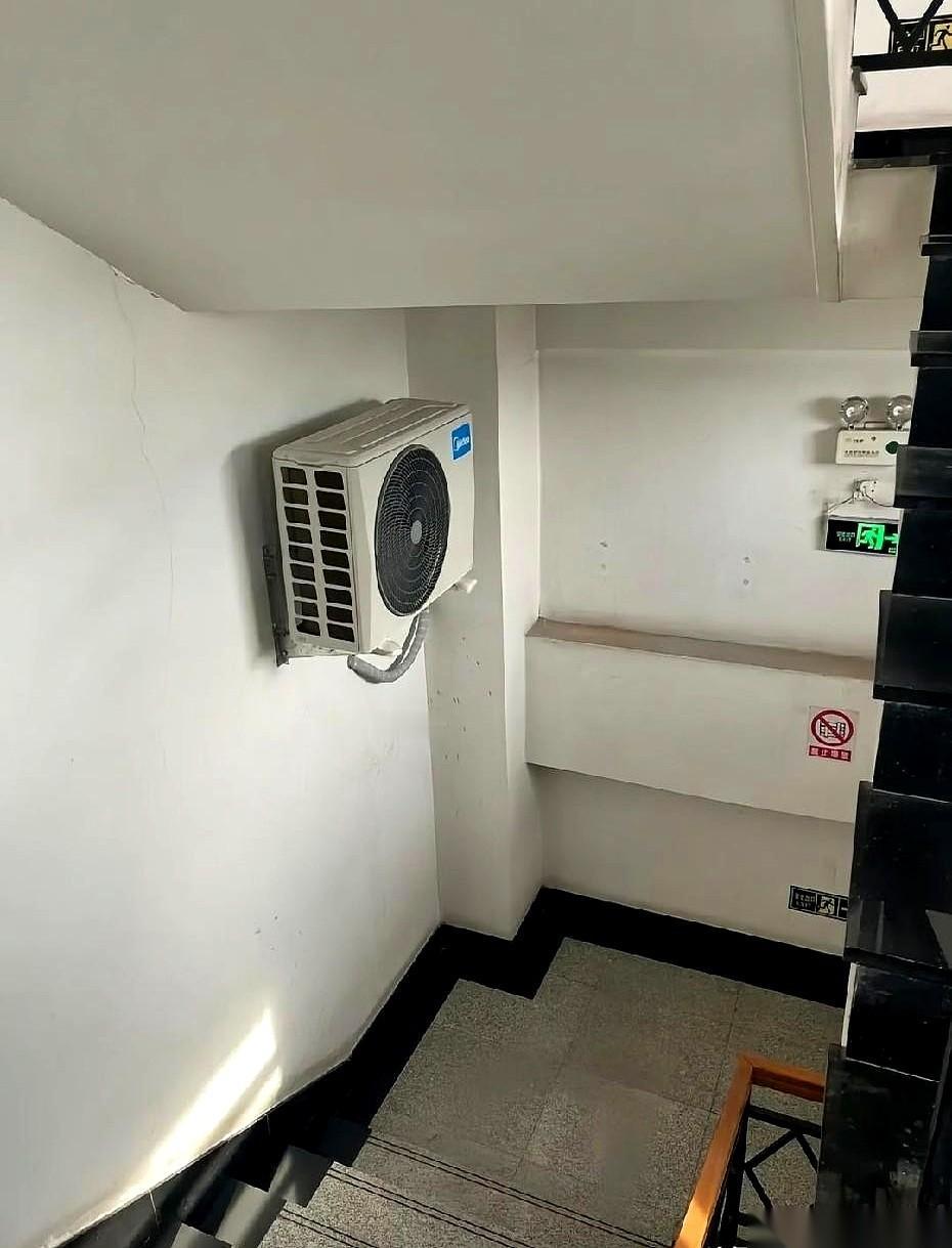 就为省300块钱的高空安装费，我们邻居，直接把空调外机，怼在了楼梯间里。一出电
