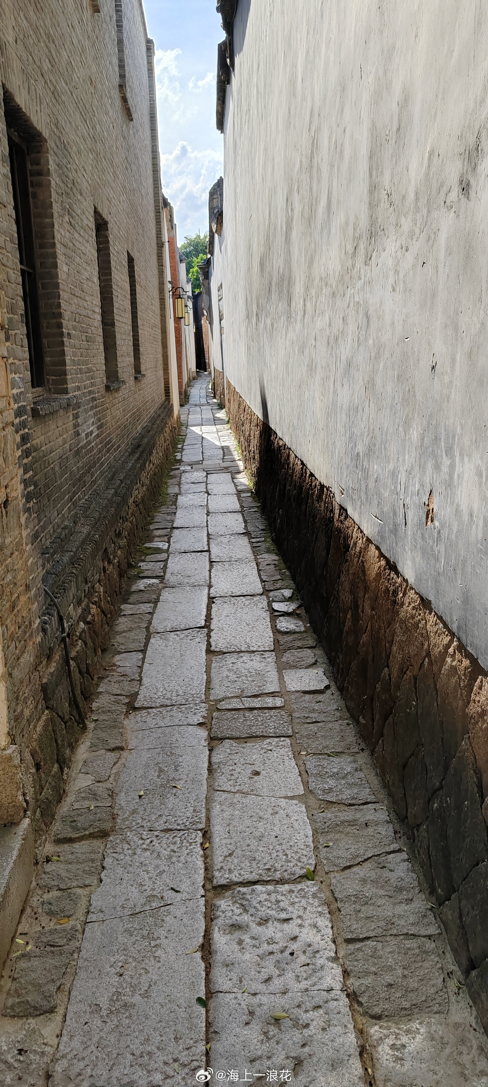 人到中年所谓“扛得住”，很多时候只是“还没倒下”。或许走过半生才懂，坦然承认精力