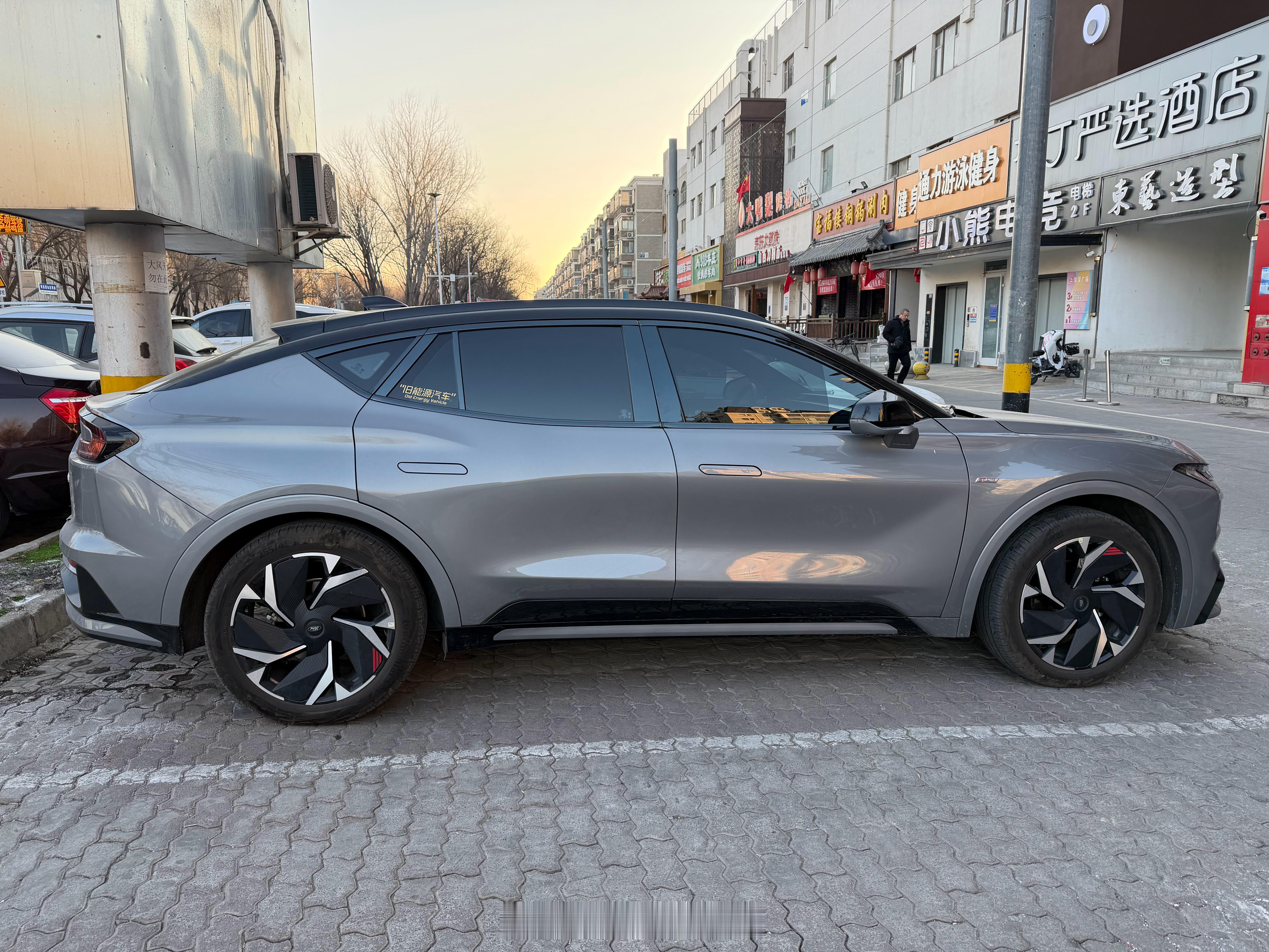 大街上好久没见到蒙迪欧了，今天偶然遇到一辆，竟然长这样了？福特蒙迪欧