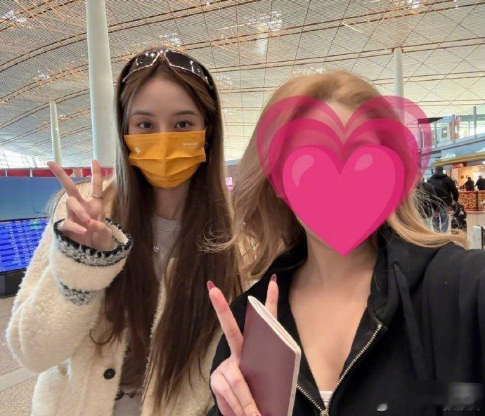 在机场偶遇黄子韬徐艺洋北京机场偶遇黄子韬和徐艺洋，两人都穿得简单舒服，随性又自