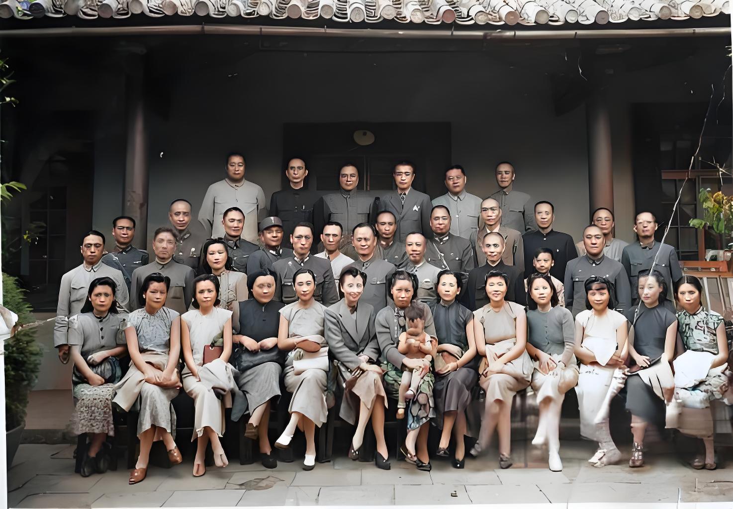 1942年黄埔系驻云南高级将领及夫人合照。 1942年昆明文化巷袁(鸿逵，字仲