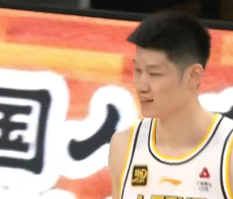 广厦少了赵嘉仁，北汽少了曾凡博。从这一点看两边谁也不吃亏。锋线周琦对阵胡金秋，