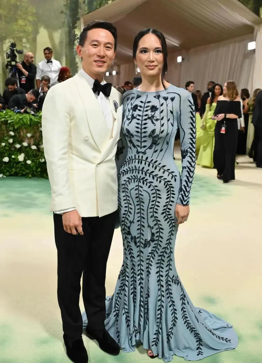 TikTok的执行官周受资罕见携老婆亮相！他一身黑白配色西装套装出镜，高端帅气，