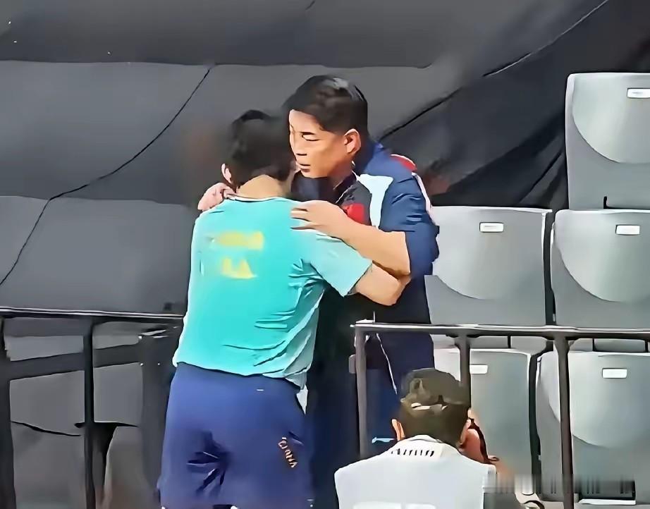 王皓：你以前打球总是退，退到观众席都不算过分。林诗栋：这个不堪回首啊，以后别提了。王皓：那你现在为什