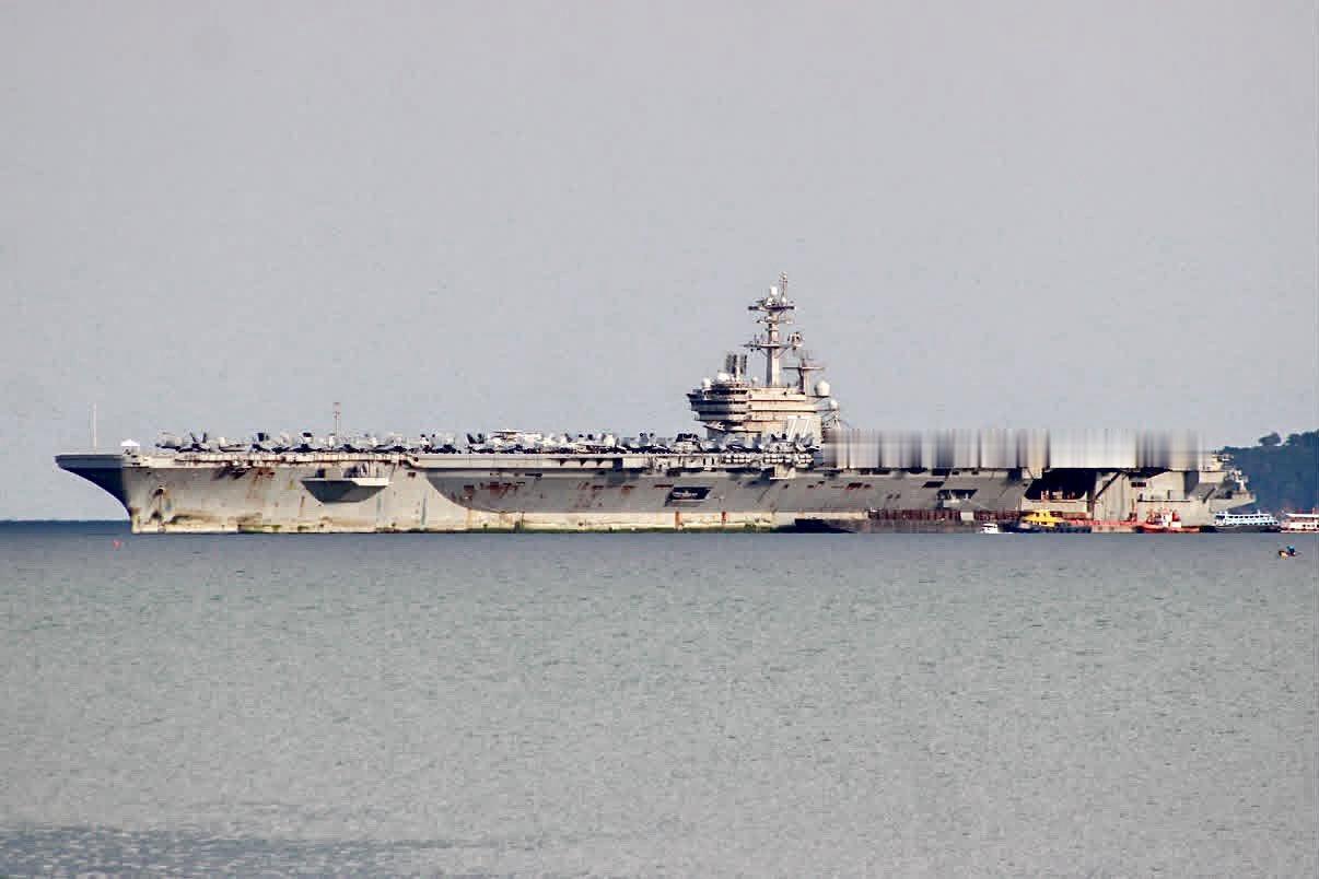 #中外舰闻#10月4日，乔治·H·W·布什号航空母舰（CVN77），德尔伯特·D·布莱克号导弹驱逐舰