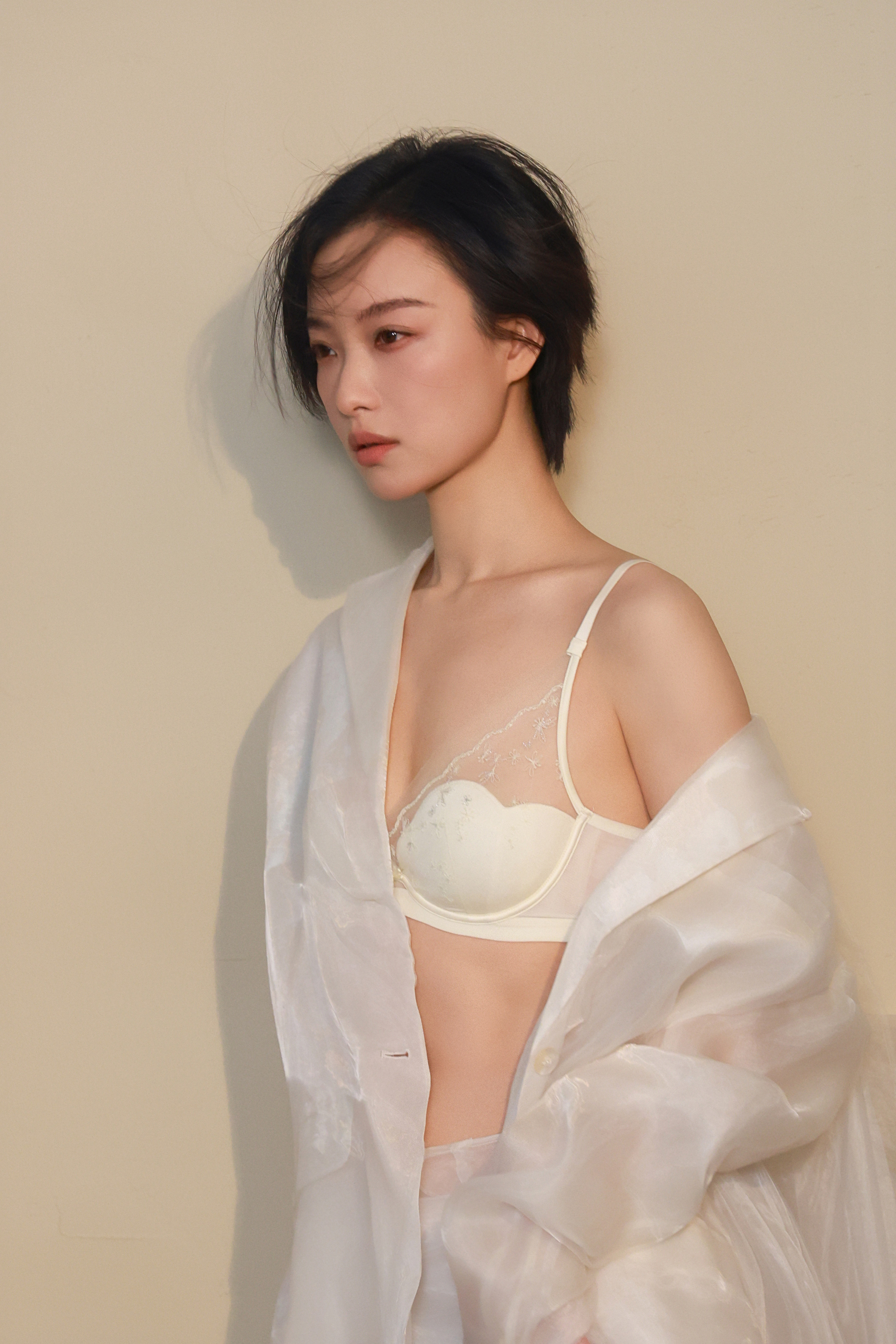 倪妮短发利落，眼神慵懒，薄纱轻覆，蕾丝微漾，这是不被定义的美，清醒又勾人。