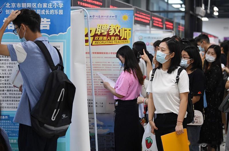 老师这个工作，还是香。某一线城市招聘老师，不给编制，但是起薪给到了30万以上，