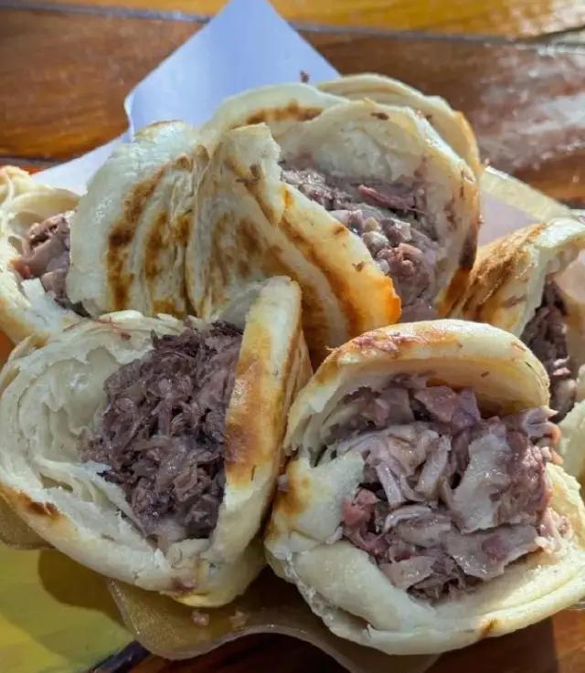 浙江杭州，“驴肉火烧”本是受欢迎的特色美食，可谁能想到，有些店家所谓的正宗驴肉，