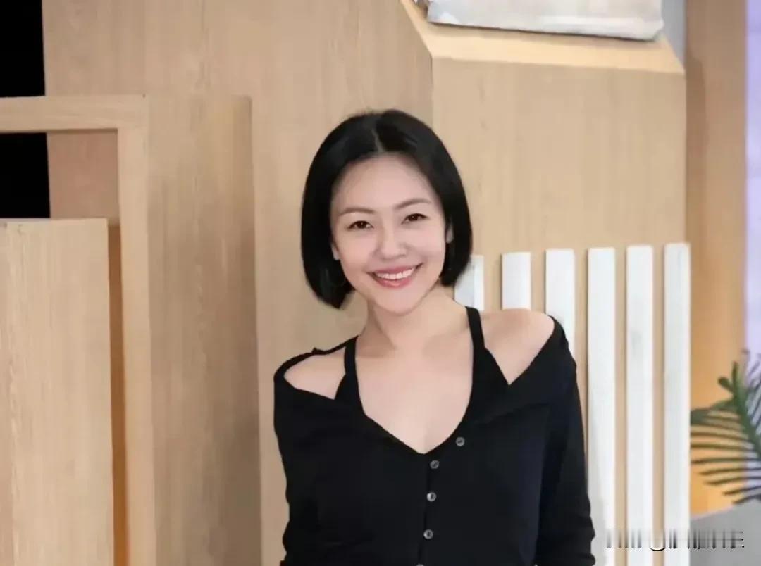 小S不去陈汉典婚礼，但礼金会到。成年人社交，体面是第一位的。她说节目里熟，私下就