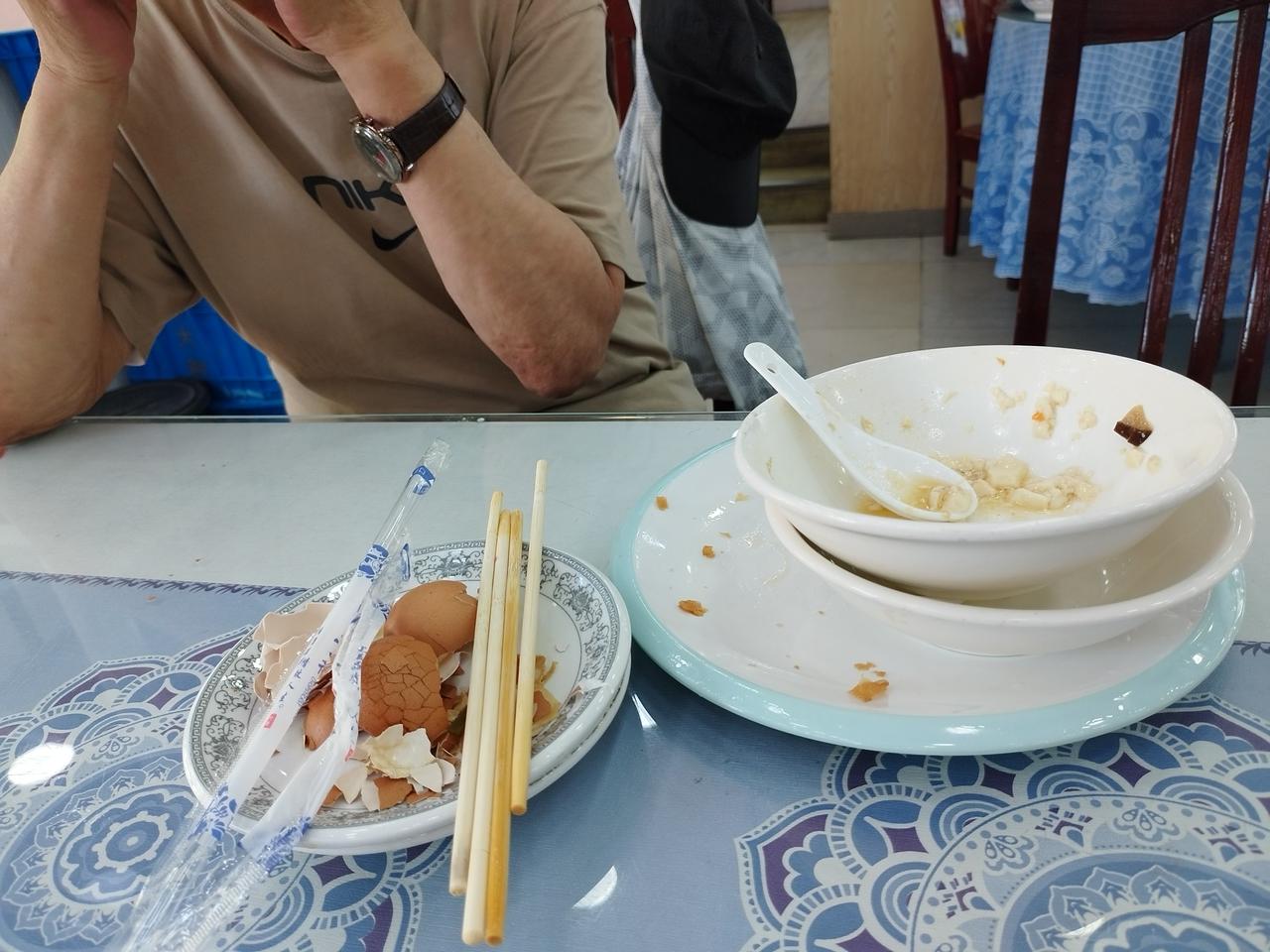 我是不是有强迫症？我吃饭时不会把餐余垃圾放在桌子上，我都会统一放在一个碗里，