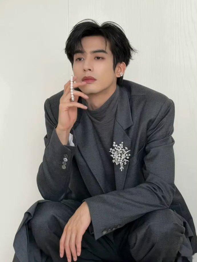 珍珠造型不知道，只知道宋威龙的身材很曼妙