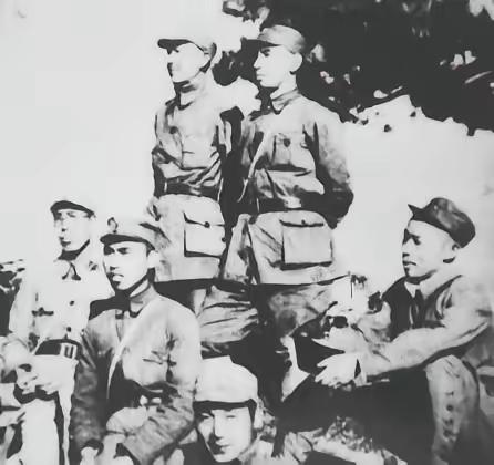 1944年5月3日，单德贵带着妻子女儿和两名随身警卫，投降了驻河间的日军。单