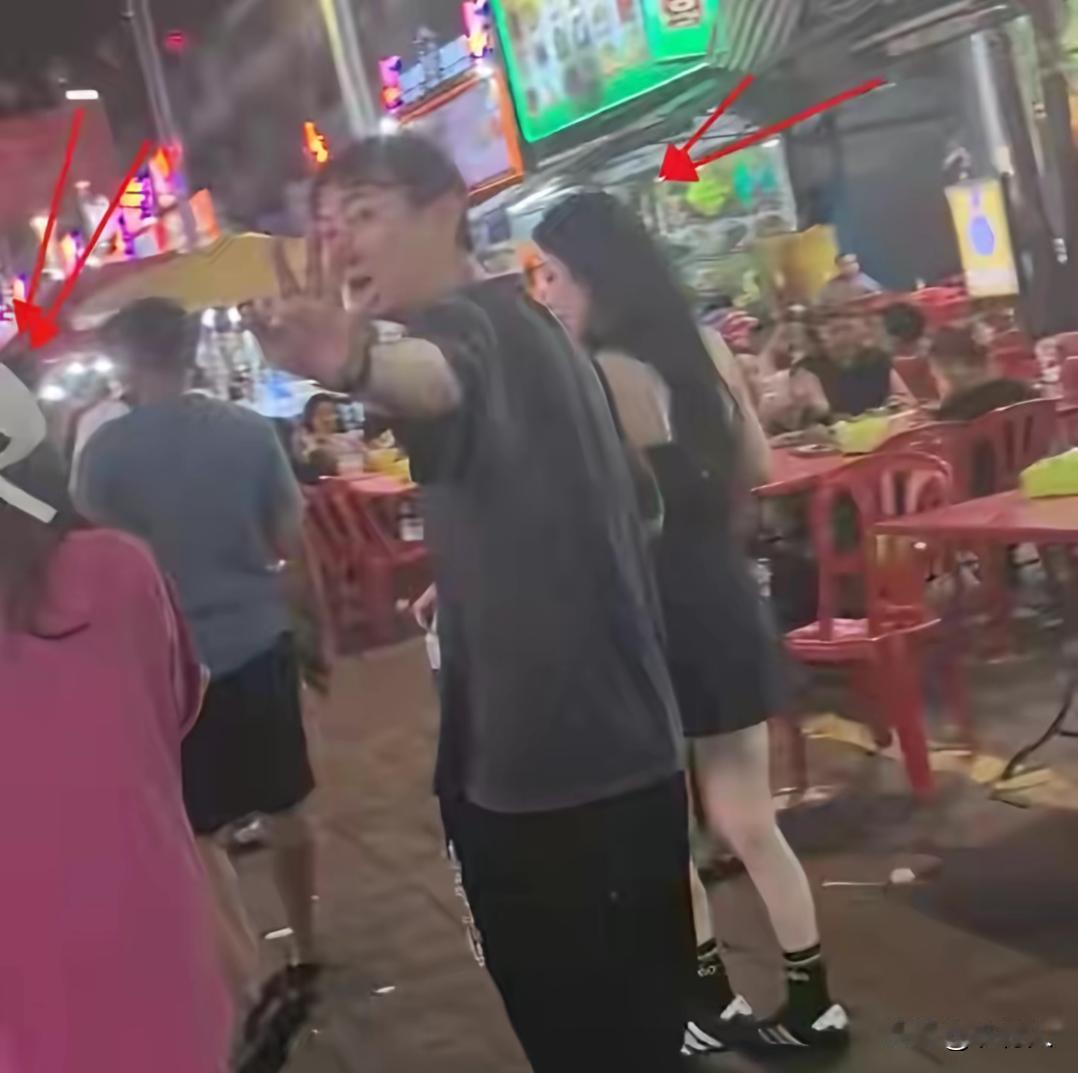 这是王思聪带着女朋友逛夜市的场景，原来有钱人也吃路边摊。我还以为有钱人天天去大饭