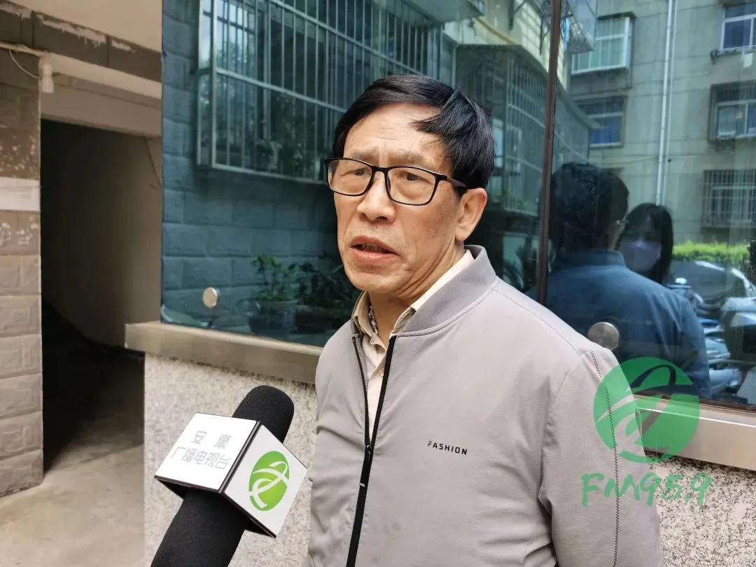 很少看过郭德纲的相声，这次改编《谈起我心爱的土琵琶》歌词来搞笑，明显不严肃，但为