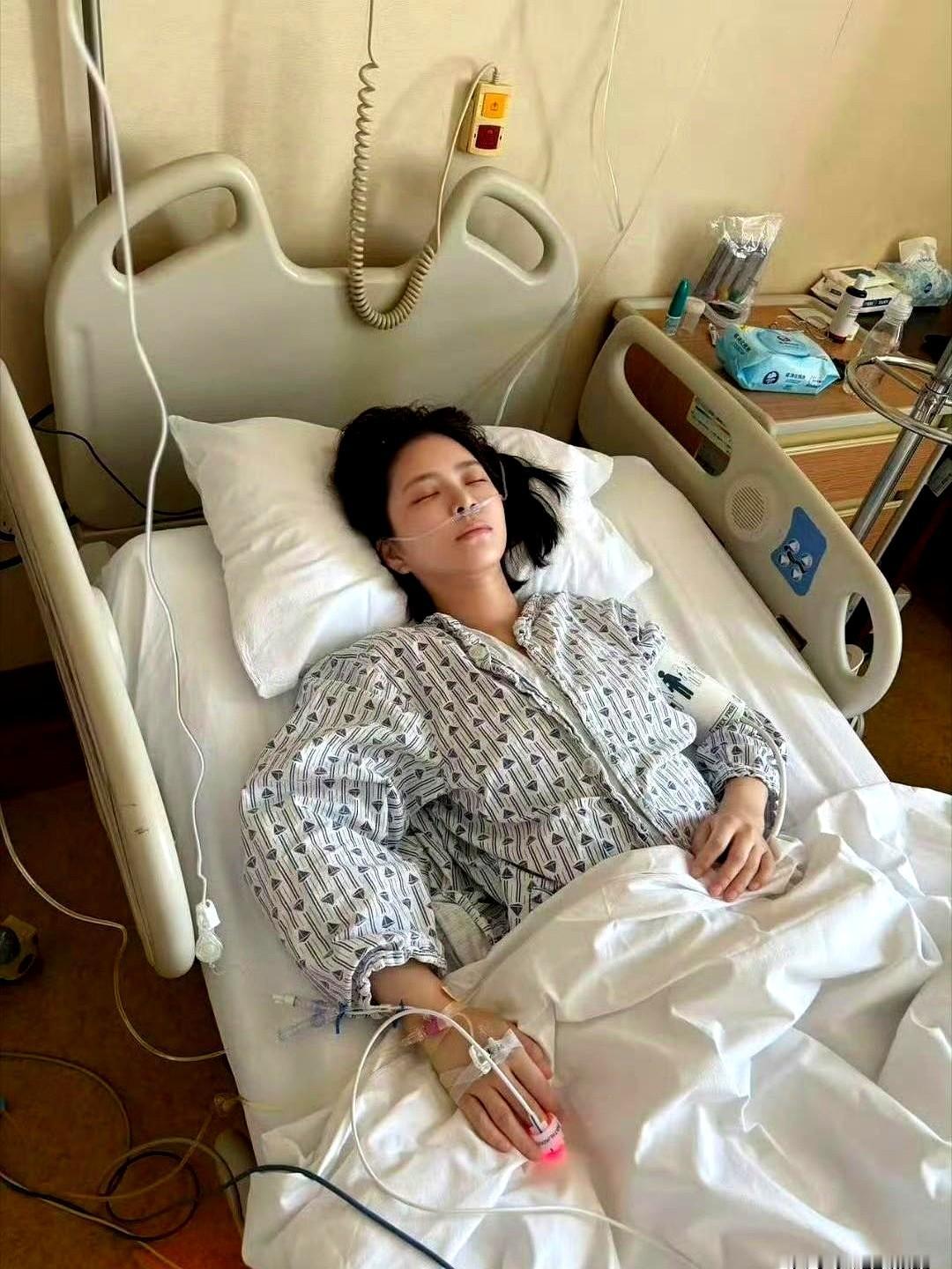 “四肺公主”这个称号，听着真让人心头一紧。杜淳老婆王灿晒出病床照，自曝因突发