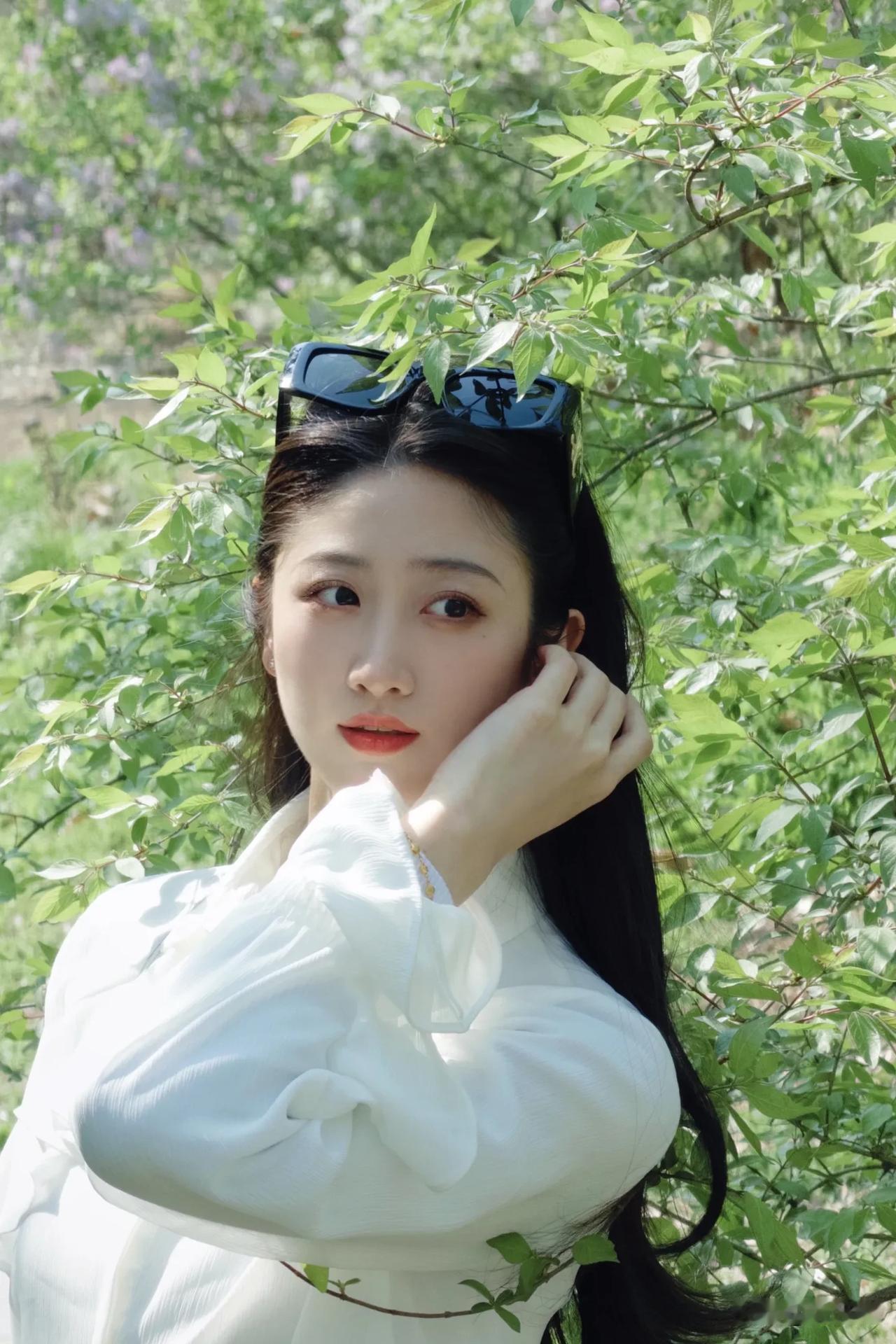 阳光下的白衣少女，温柔如春日暖阳。🌸💙
