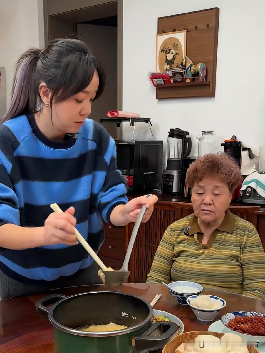 演员王一楠热衷于品尝美食，也乐于享受烹饪美食的过程。上次她跟着姐姐姐夫前往重庆，