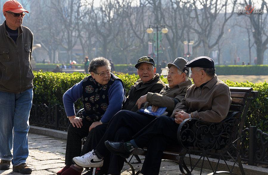 老王有点看不上老李，直接甩出一句话：“你儿子985毕业，天天坐办公室吹空调，