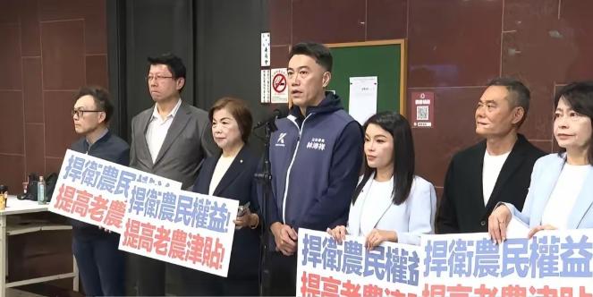 笑不活了！23位民进党立委12月19日上午举行记者会，主张老农津贴从现在的811
