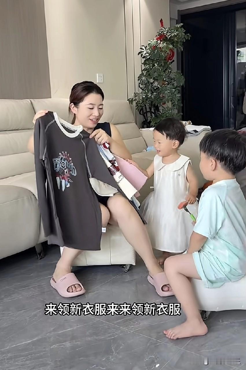 感觉这5个孩子生在这样的家庭好可怜，每天被当成拍摄工具，哭成那样还非要拍。小