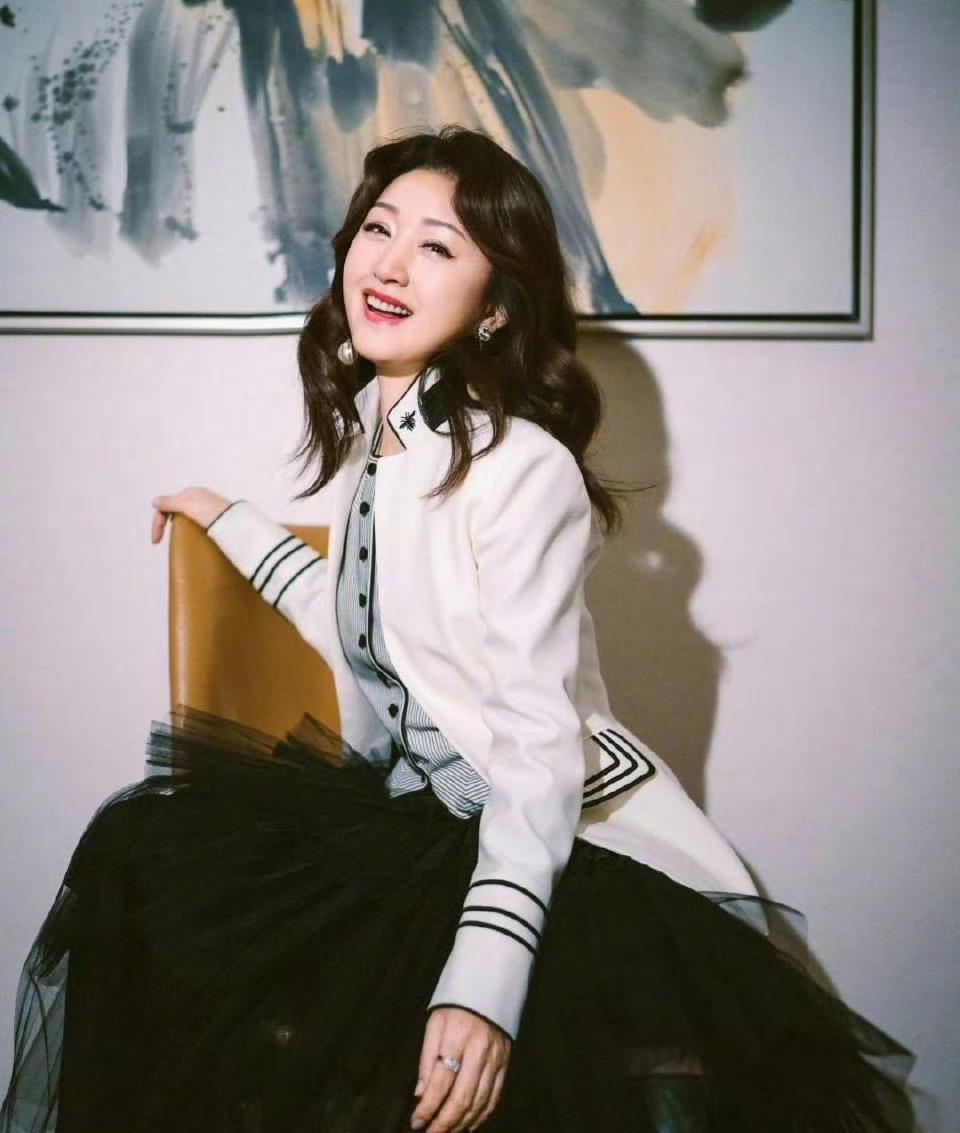 52岁杨钰莹剪掉30年黑长直那天，造型师手都在抖。发根垫高2厘米，发尾削薄三层