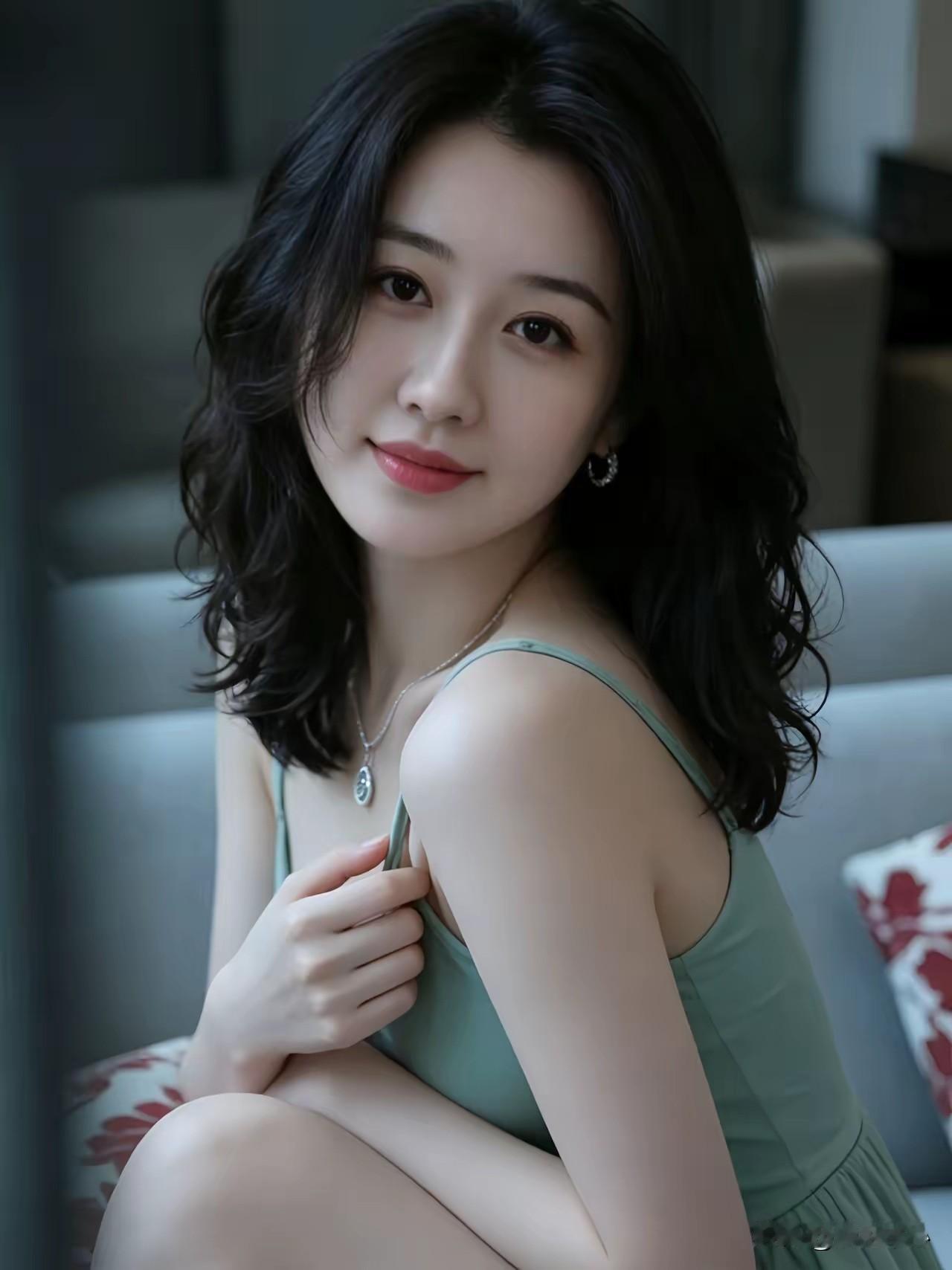 判断一个女人克不克夫！看三点第一、谁说话她都听，就是不听你的话，谁讲的话她都信
