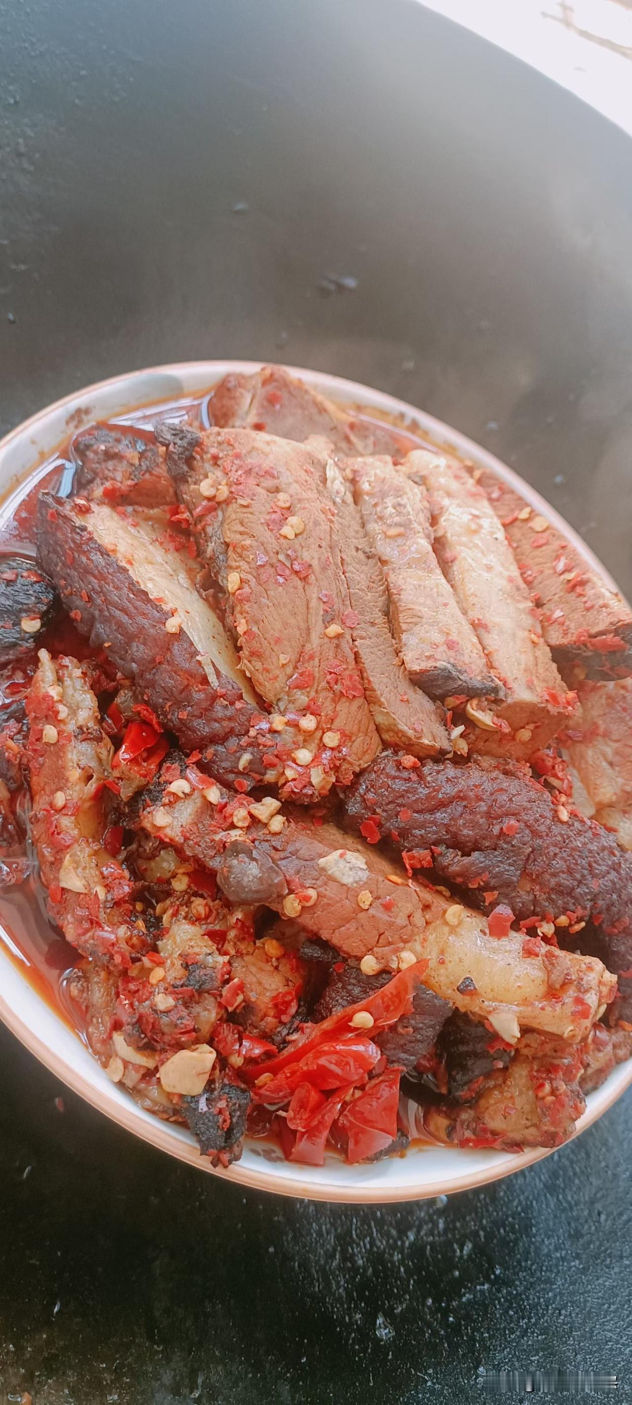 美食当前，我忍不住露了两手，将我那失传几十年的厨艺发挥得淋漓尽致。今日从市场采购