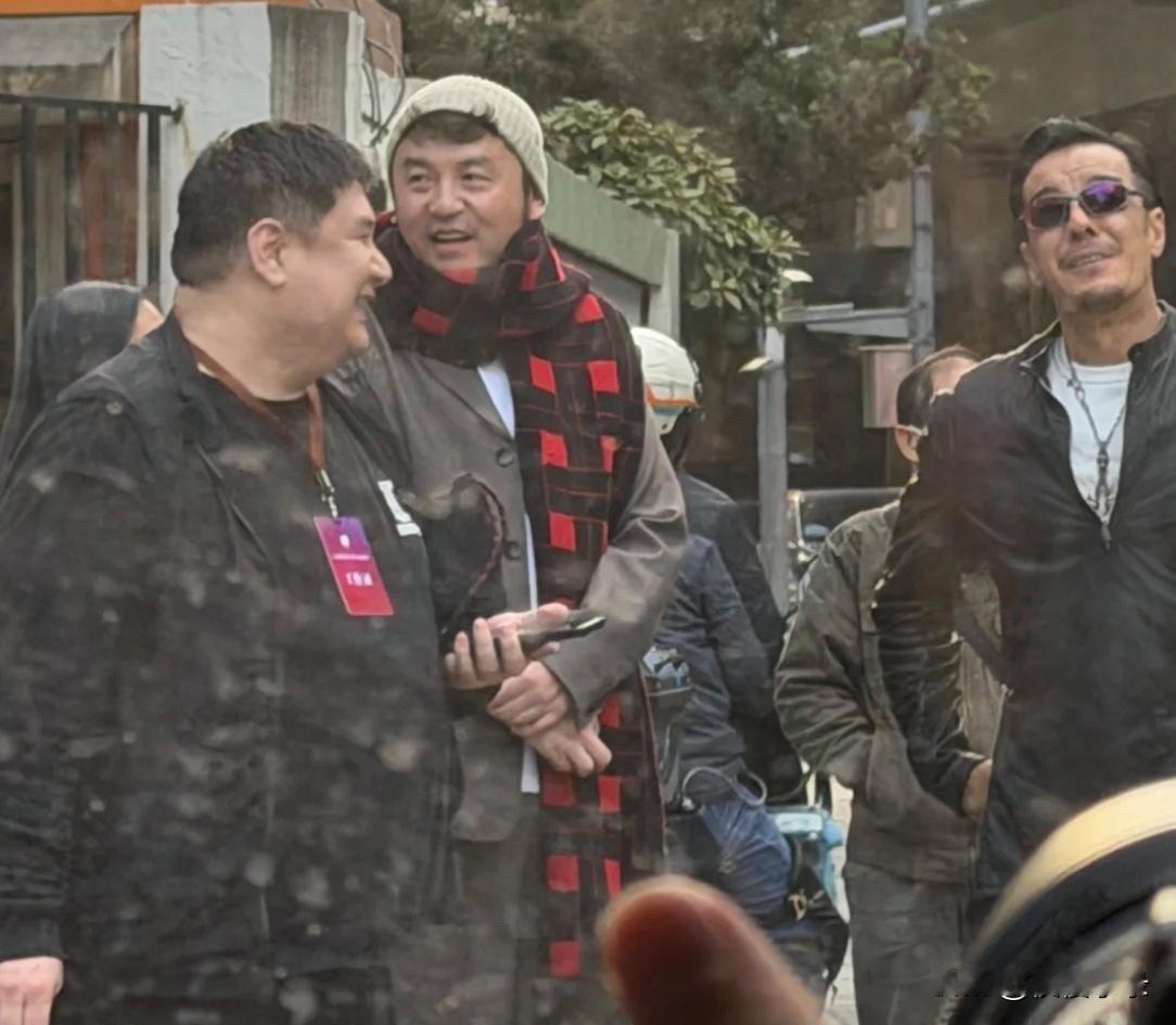 42岁雷佳音在上海被偶遇，她打扮朴素，披着大妈围巾，看着好真实啊！[墨镜][得意